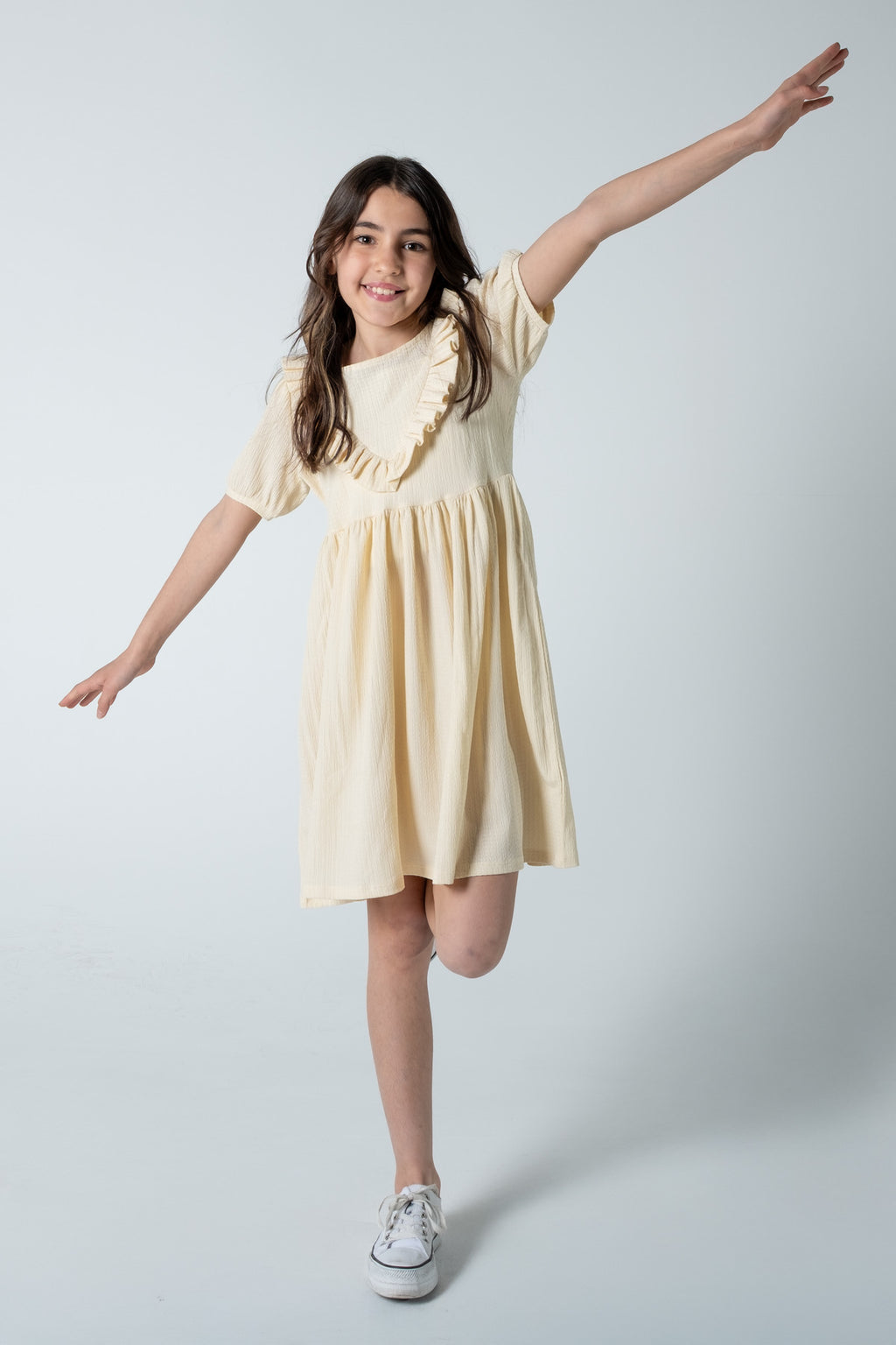 Fırfır Detaylı Bürümcük Kumaş Kız Çocuk Kısakol Elbise / Farklı Renk Seçenekleriyle - Krem