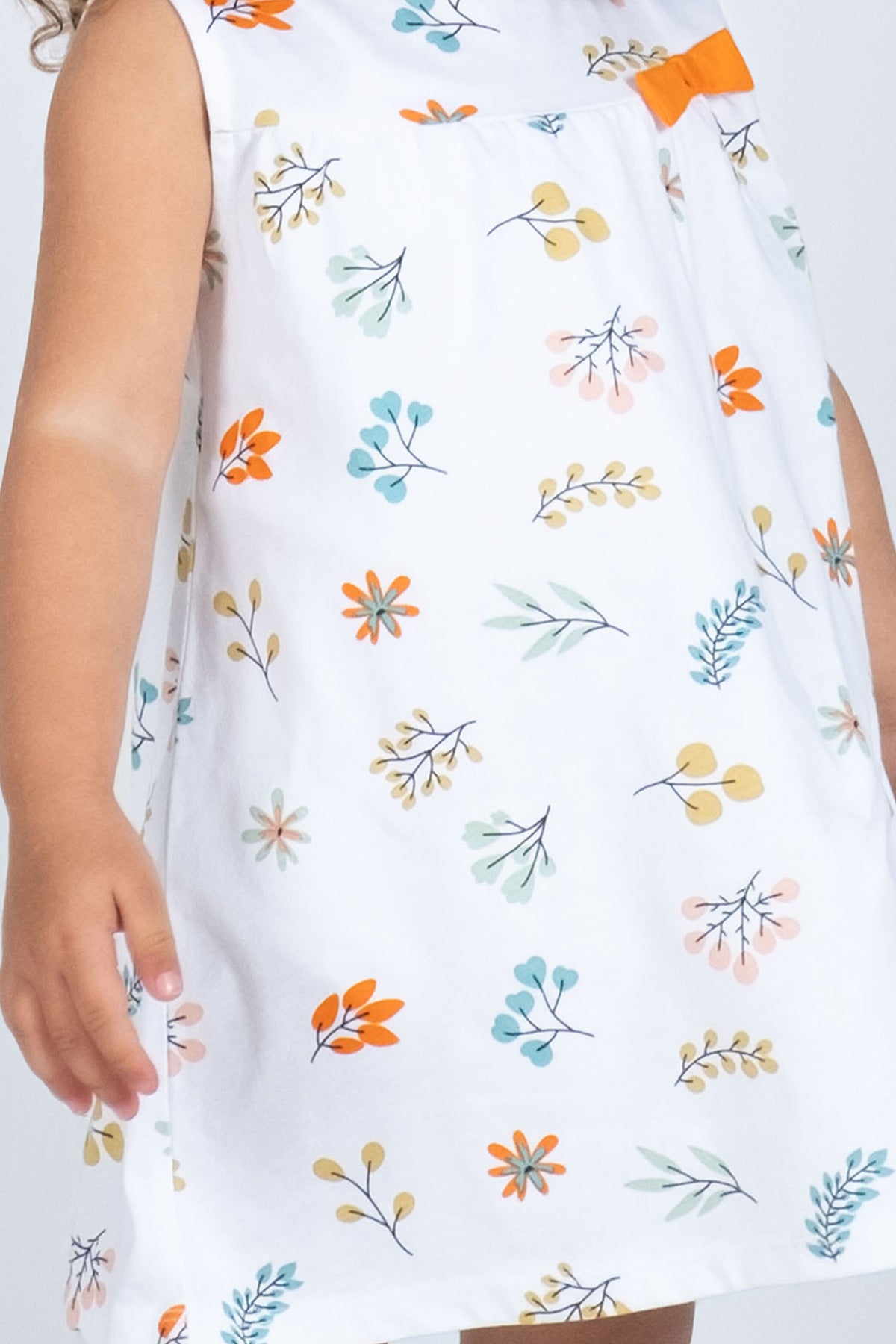 Kız Çocuk Çiçek Desenli Kolsuz Yazlık Elbise - Beyaz, Renkli Çiçek Detaylı, Günlük Ve Rahat Tasarım