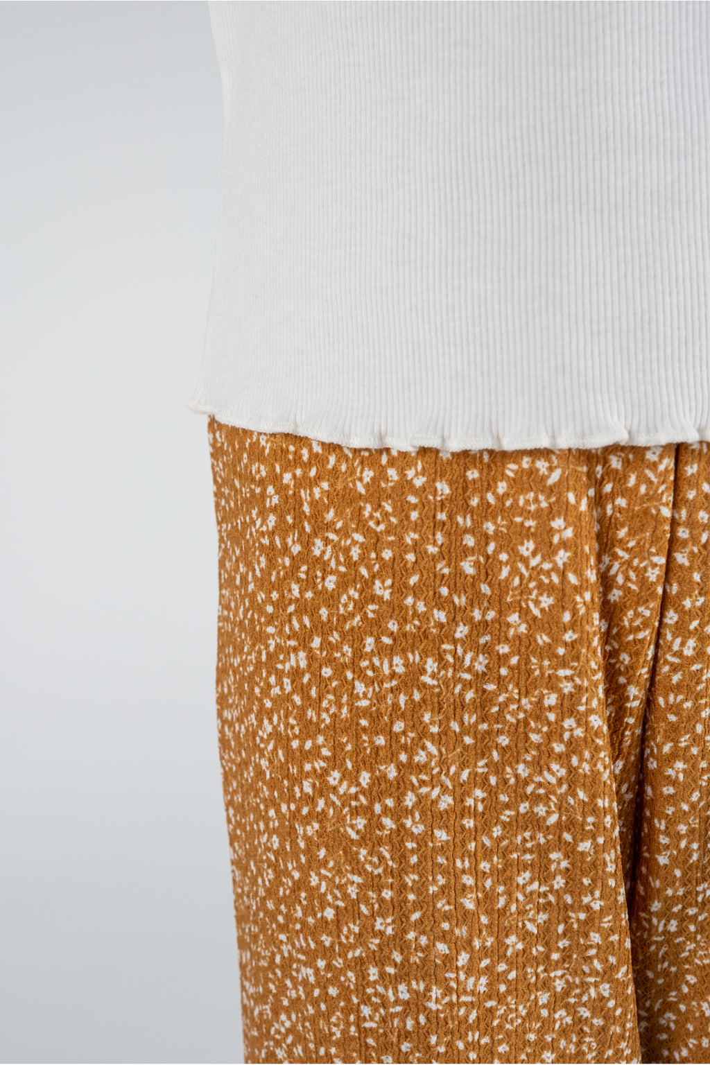 Kız Çocuk Beyaz Tişört Ve Çiçek Desenli Pembe Pantolon Takımı / Farklı Renk Seçenekleriyle - Hardal