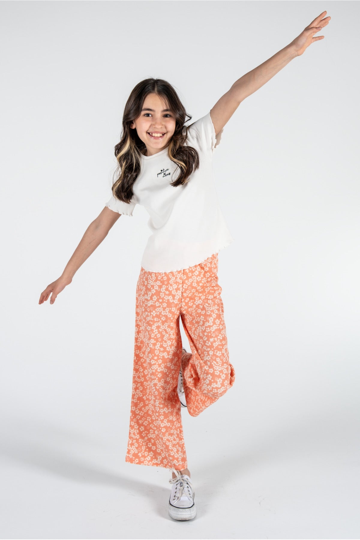 Kız Çocuk Beyaz Tişört Ve Çiçek Desenli Pembe Pantolon Takımı / Farklı Renk Seçenekleriyle - Turuncu