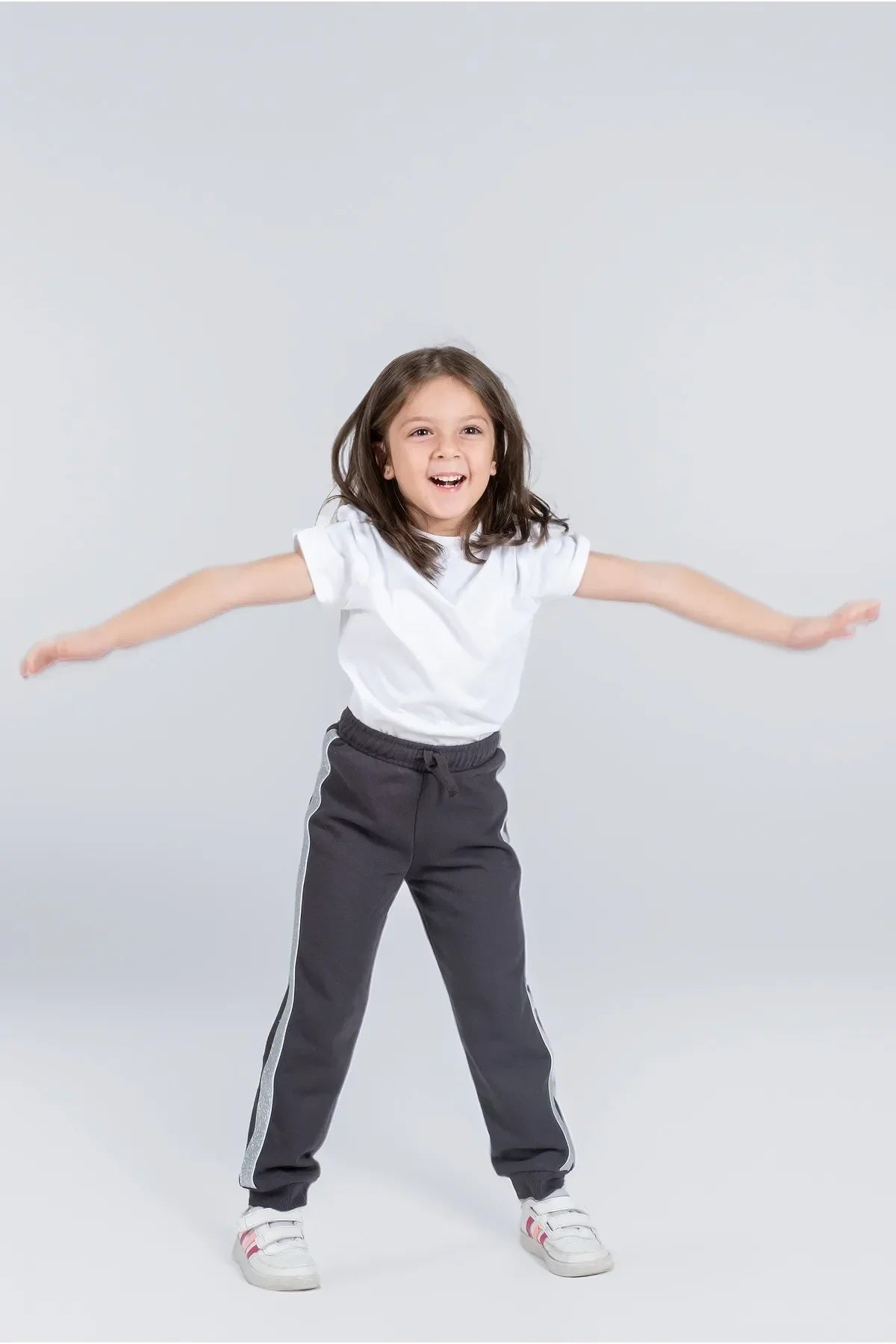 Çocuk Siyah Parlak Şerit Detaylı Eşofman Altı – Pamuklu & Rahat Kesim