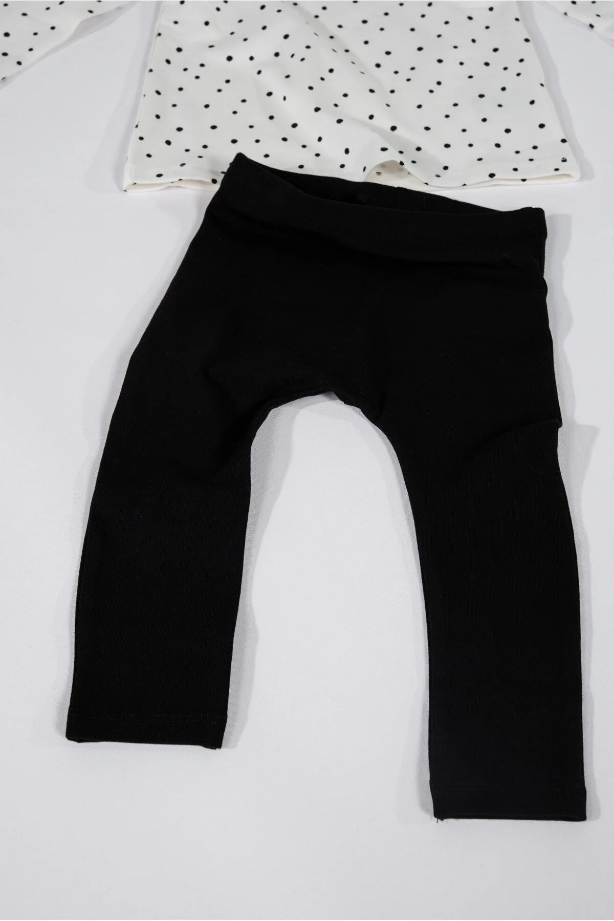 Kız Bebek Puantiyeli Alt Üst Takım – Pamuklu Kumaş & Trend Tasarım